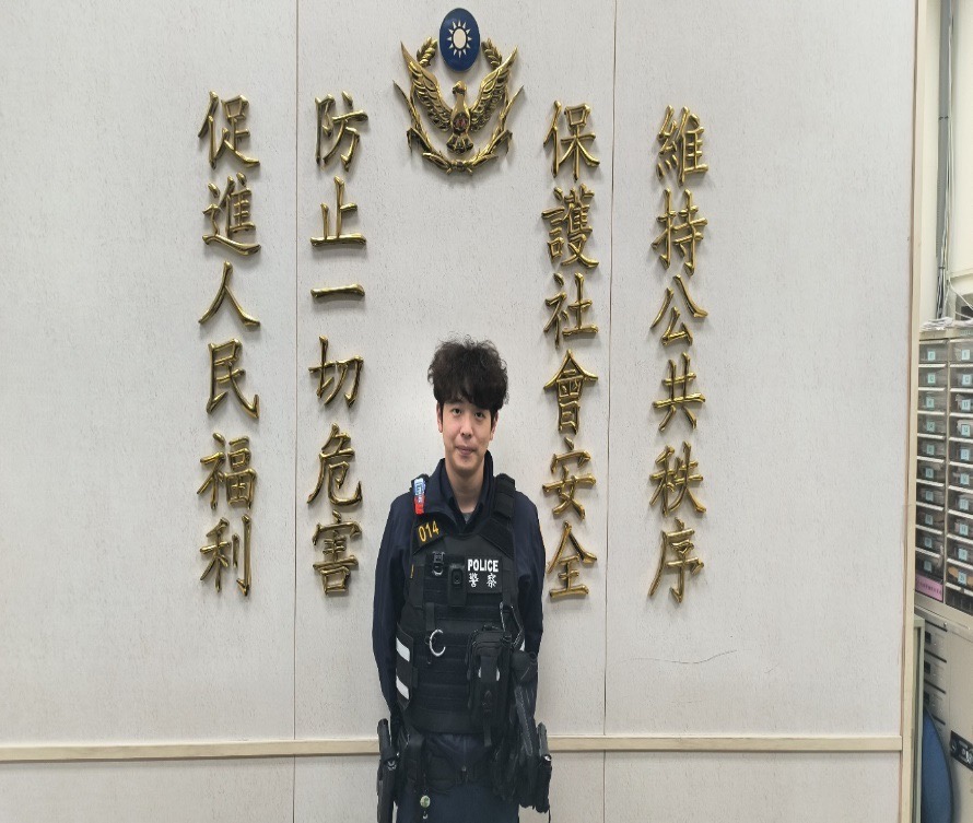 後港派出所員警王佑君接獲通報陳姓女子家中4歲男童孩突然自己跑出家門,趕赴現場協助。(記者林艷林翻攝)