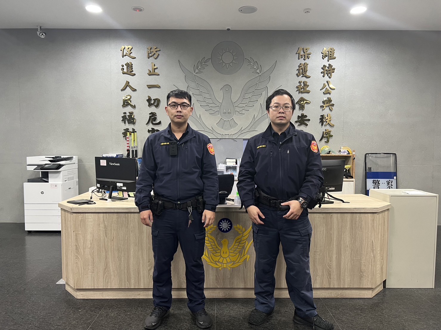 社子派出所警員呂松儒、謝亦騏接獲富邦銀行通報疑似有男子遭詐騙,旋即赴現場處理。(記者林艷林翻攝)