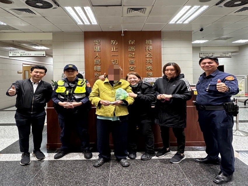 文林派出所巡佐盧世福、警員黃一誠接獲通報有老先生需要協助,旋即趕赴現場處理。(記者林艷林翻攝)
