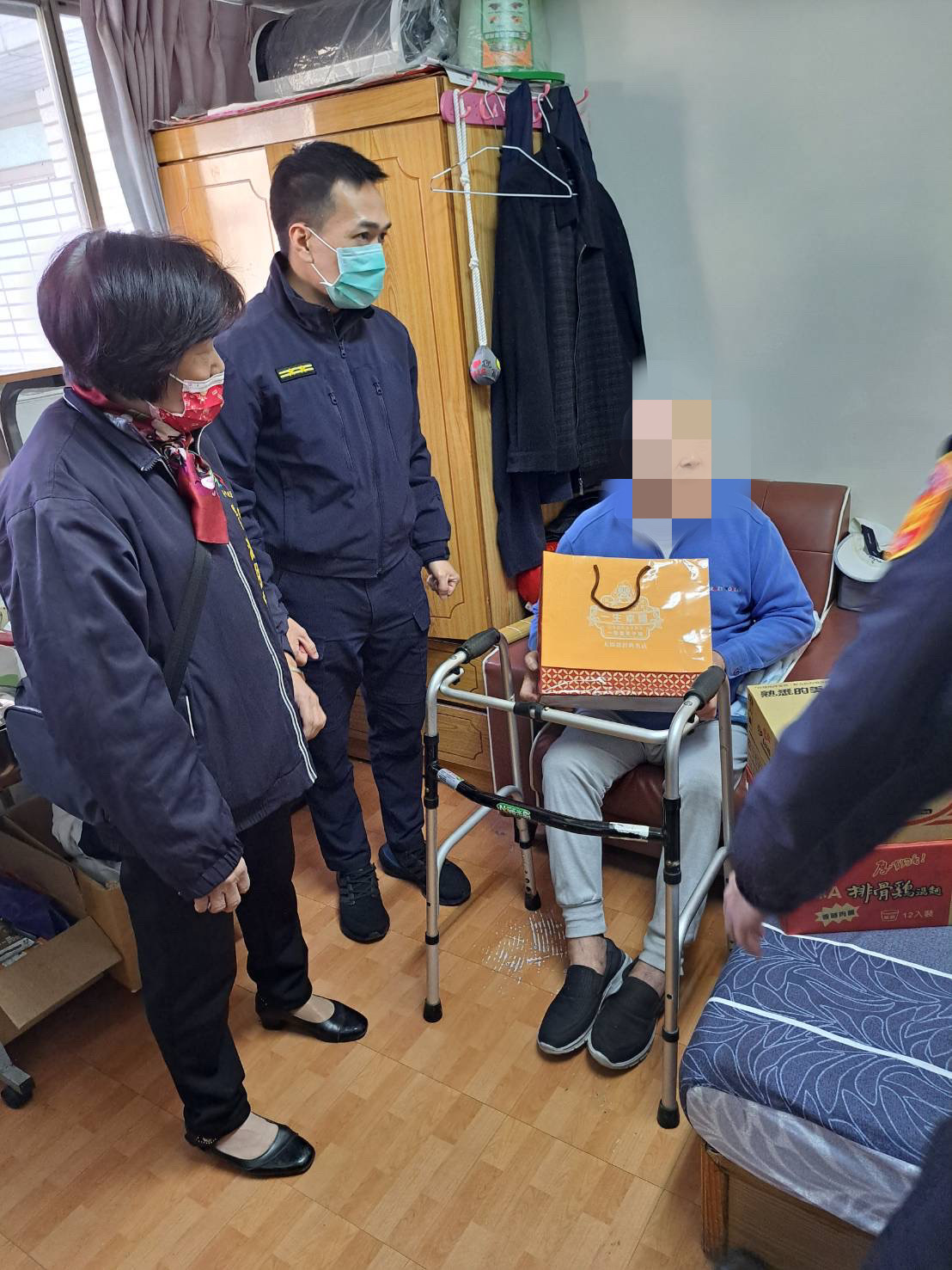 里長與所長至羅男家中訪視。(圖/記者謝榮浤翻攝)