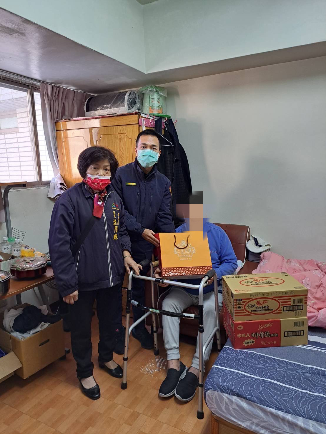 所長與里長致贈物資予羅男。(圖/記者謝榮浤翻攝)