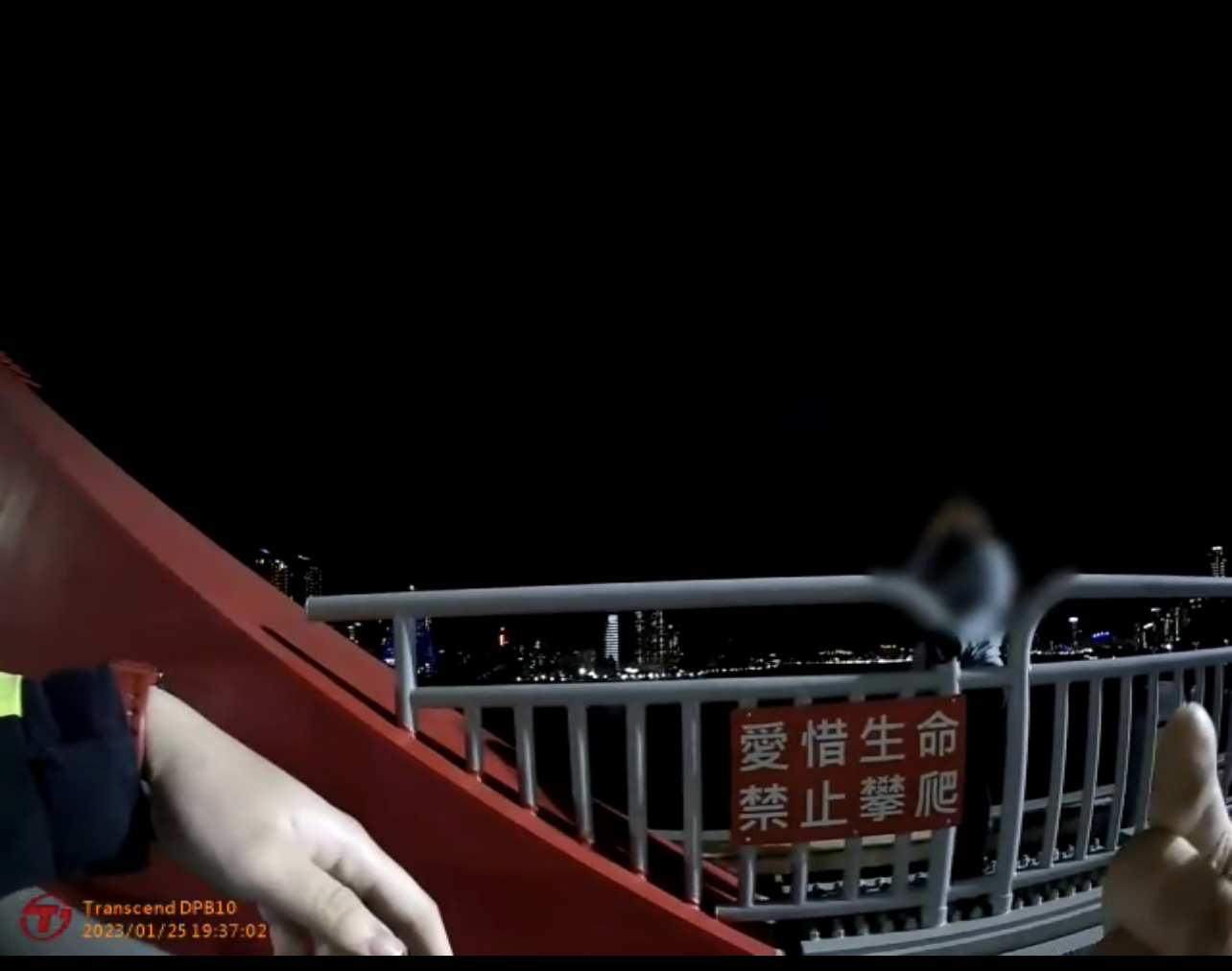 婦人跨坐護欄欲跳橋尋短。(記者戴昱弘翻攝)