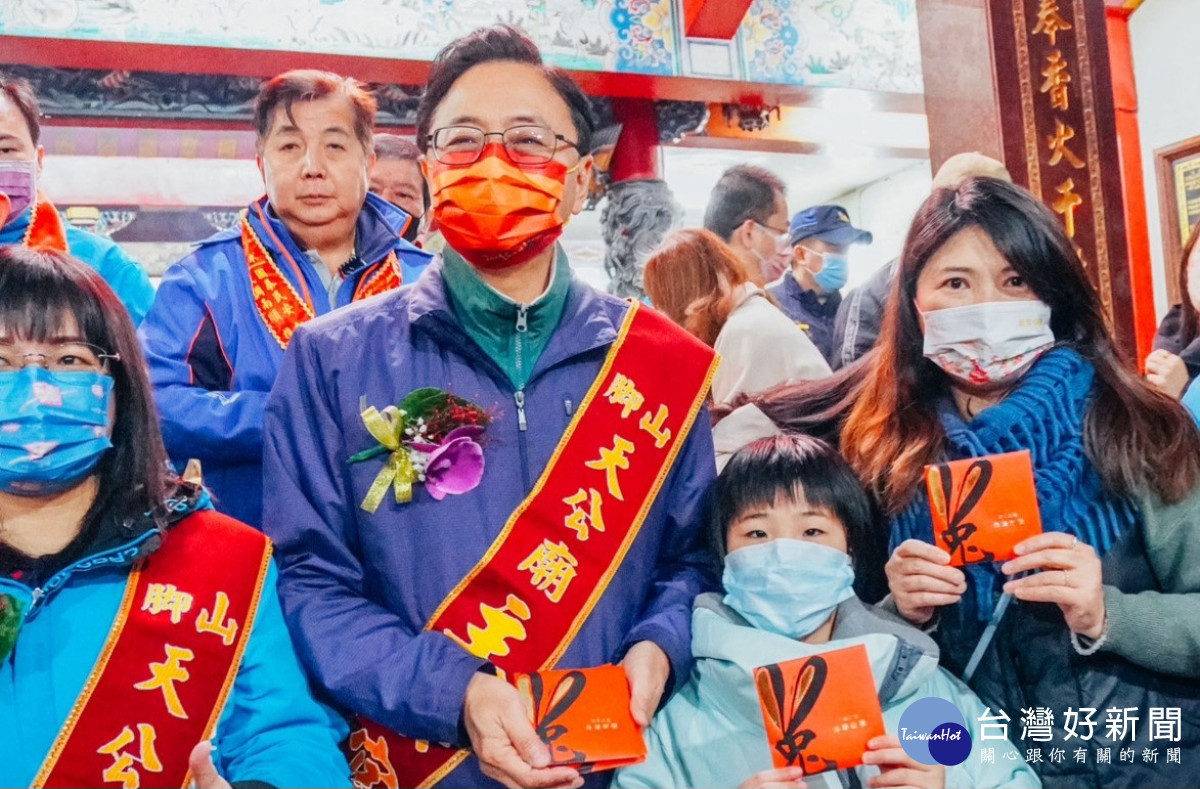 桃園市長張善政出席拜天公活動,參香祈福並發送褔袋。
