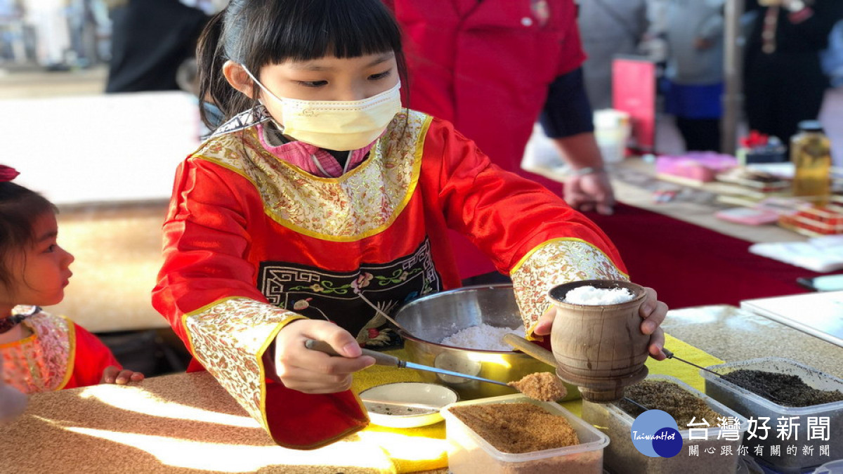 ▲匯集各式甜點攤位,更精心安排古早味點心體驗課程,吸引大小朋友參與。(圖/記者 許高祥 翻攝)