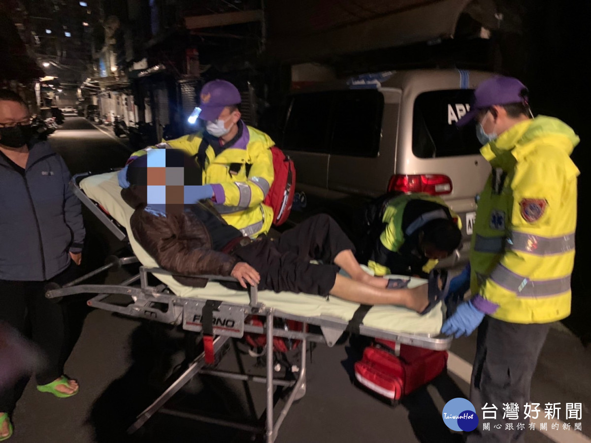 老翁晨運昏倒路中,警方協助護送就醫。