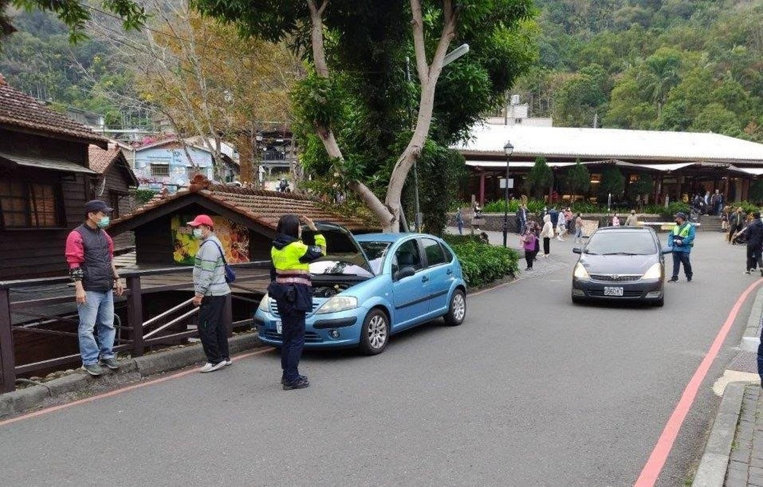 春節假期民眾自臺北開車至南投車埕遊玩，車輛不明原因拋錨致無法繼續行駛，員警得知後立即聯繫拖吊業者到場協助脫困。