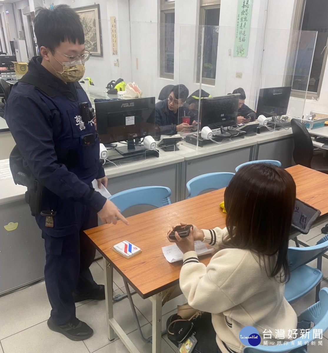 SARI-莎莉見到失而復得的手機感動萬分,直呼警方「YOU ARE MY HERO」。