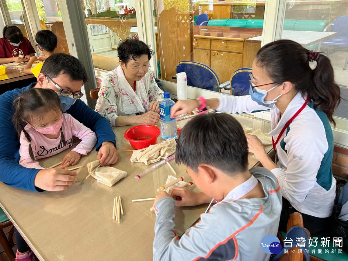 三代同遊玉山國家公園親子合力完成手作工藝品。(圖片/玉管處提供)