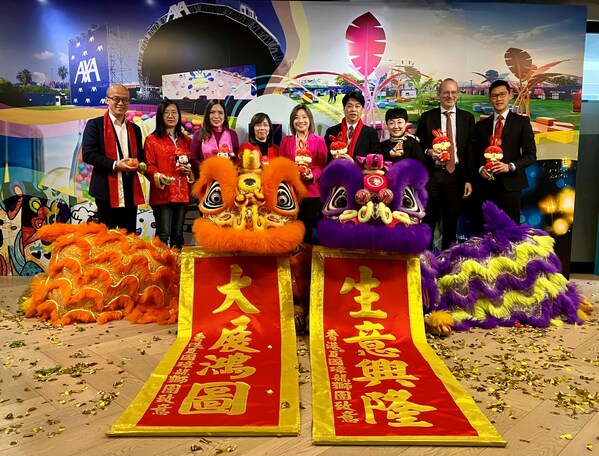 AXA安盛中國大陸、香港及澳門行政總裁尹玄慧(左五)帶領管理團隊向同事送上新春祝福。 AXA安盛中國大陸、香港及澳門行政總裁尹玄慧(左五)帶領管理團隊向同事送上新春祝福。