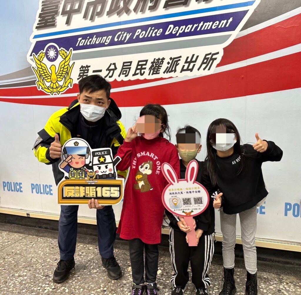 ▲ 男童與阿公將拾獲的4200元現金送警招領，員警也說讚! (圖/台中市警察局 提供)