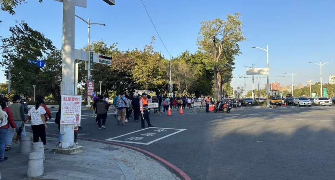 高雄蓮潭燈會交通管制設置行人徒步區   周邊道路平均行駛速率維持30公里