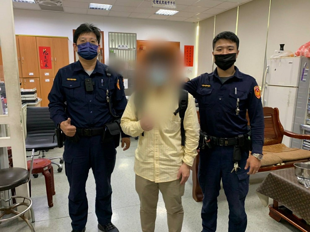 巡邏警一路撿鈔票與證件 32歲男不知萬餘元掉滿地 65 1675043094627