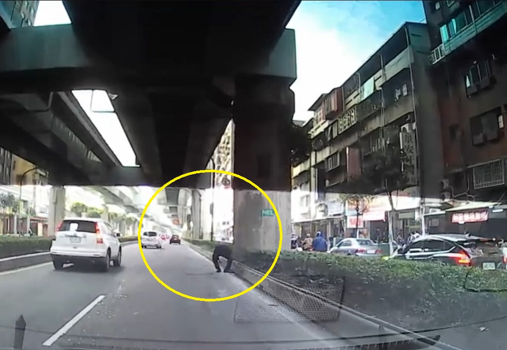 巡邏警一路撿鈔票與證件 32歲男不知萬餘元掉滿地 66 231432