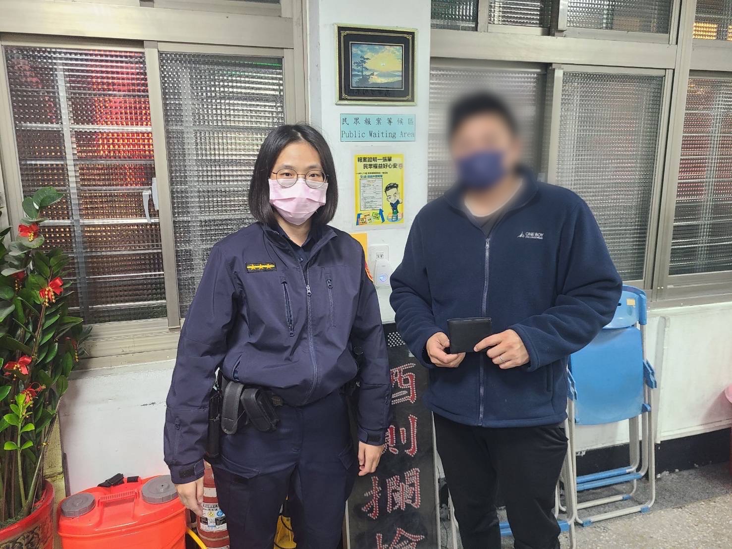 許姓失主感謝彩券店員與女警的協助，大讚人美心更美。（記者徐煜勝翻攝）