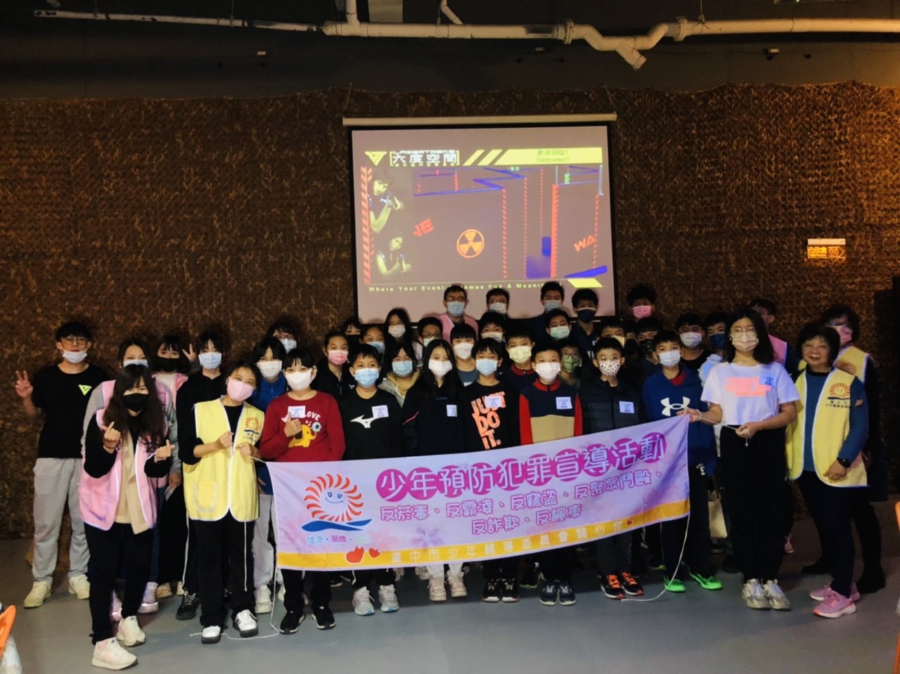 中市警少年隊於六度空間辦理「寒戰/鐳射對戰及迷你高爾夫」青少年體驗活動時大合影。(圖/記者林㤈輝翻攝)