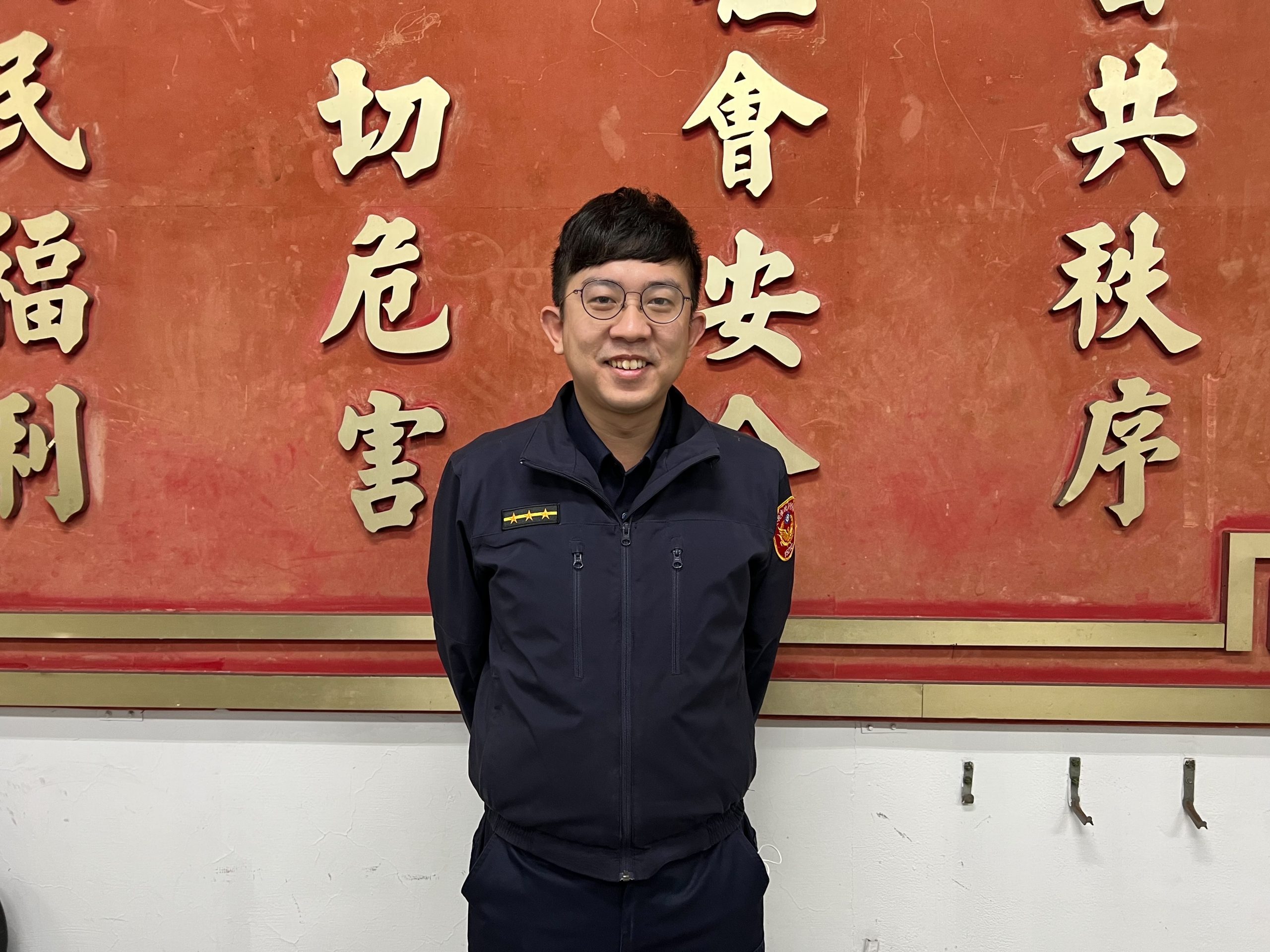 萬芳所員警羅士毅發現一名老翁獨自在路上徘徊,主動上前關懷。(記者楊國域翻攝)