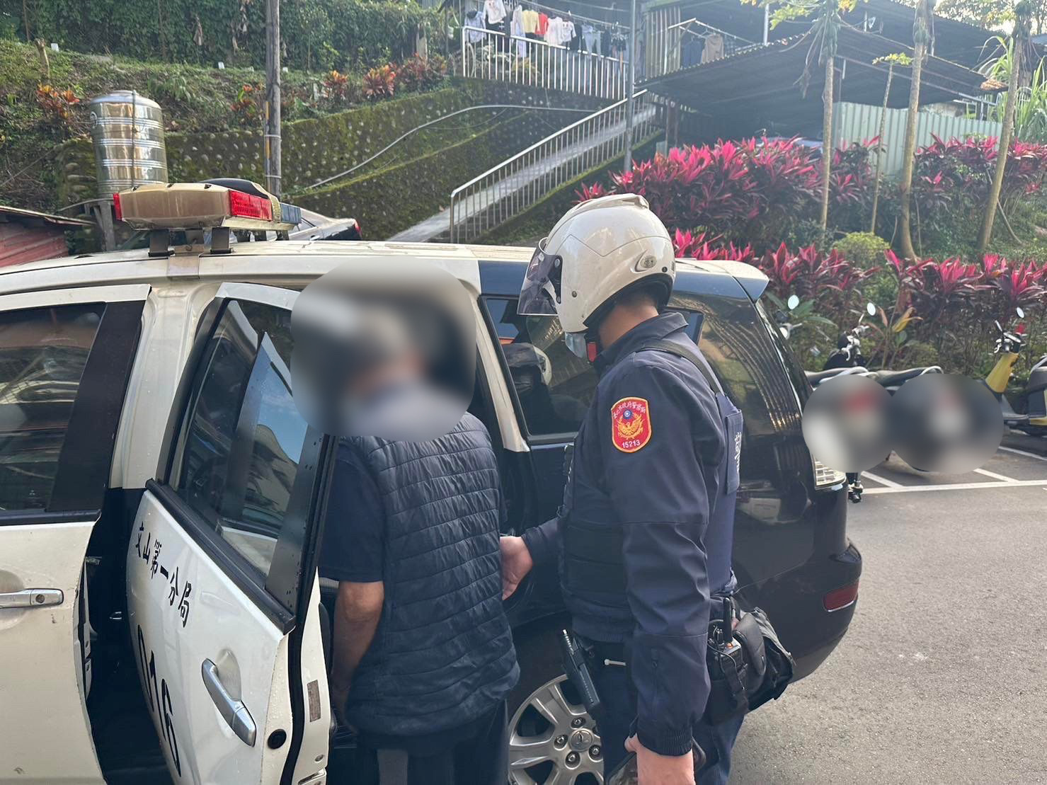 員警研判老翁疑有失智情形,載回派出所安置。(記者楊國域翻攝)