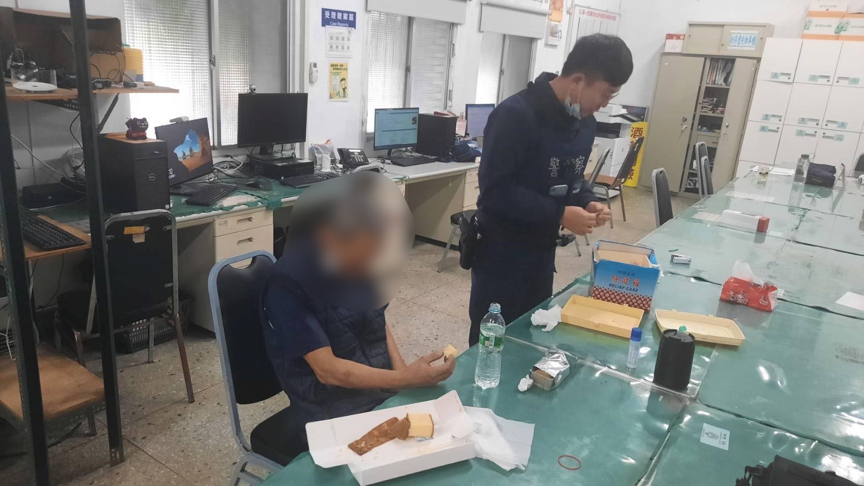 羅士毅替老翁包紮傷口,且提供老翁水及食物,並通知郭姓老翁家屬至派出所接回。(記者楊國域翻攝)