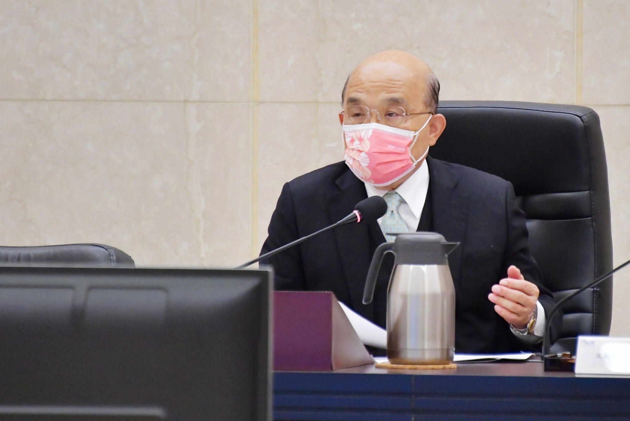 蘇貞昌率領內閣總辭 贈茶葉期許「耐住高溫、泡出好茶」