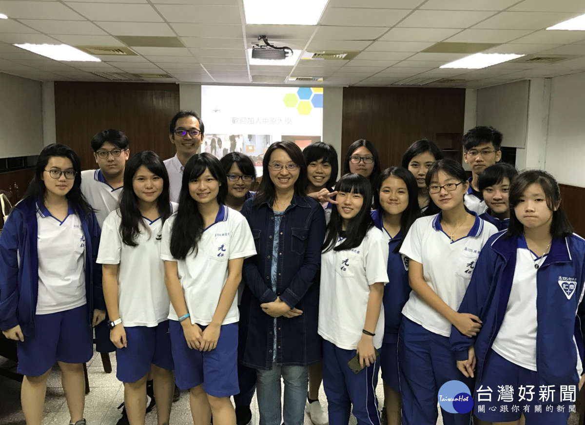 王雅玢教授(圖中)關心科普教育之發展,常與高中生及社區民眾座談交流。