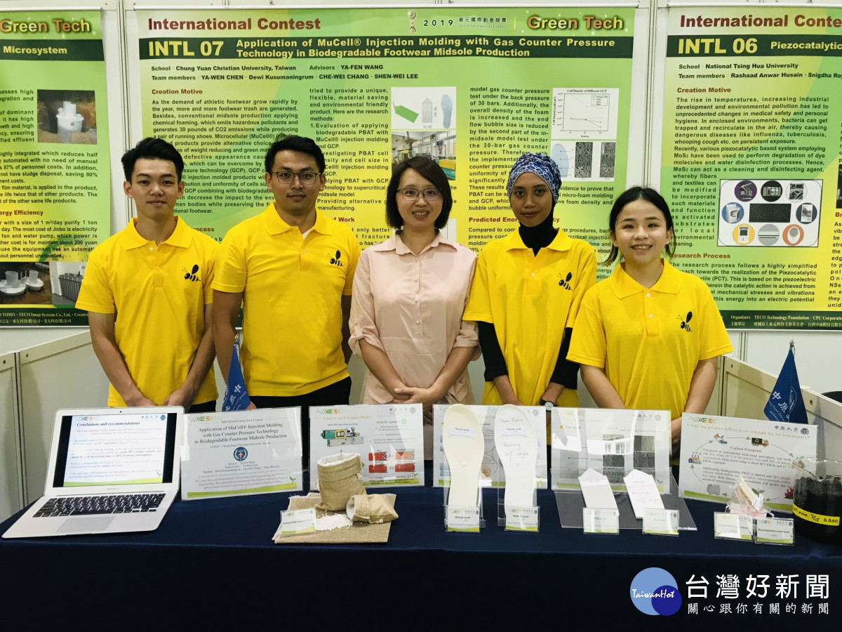 王雅玢教授(圖中)致力培育國際環境人才,指導環工機械聯隊學生參加東元科技競賽。