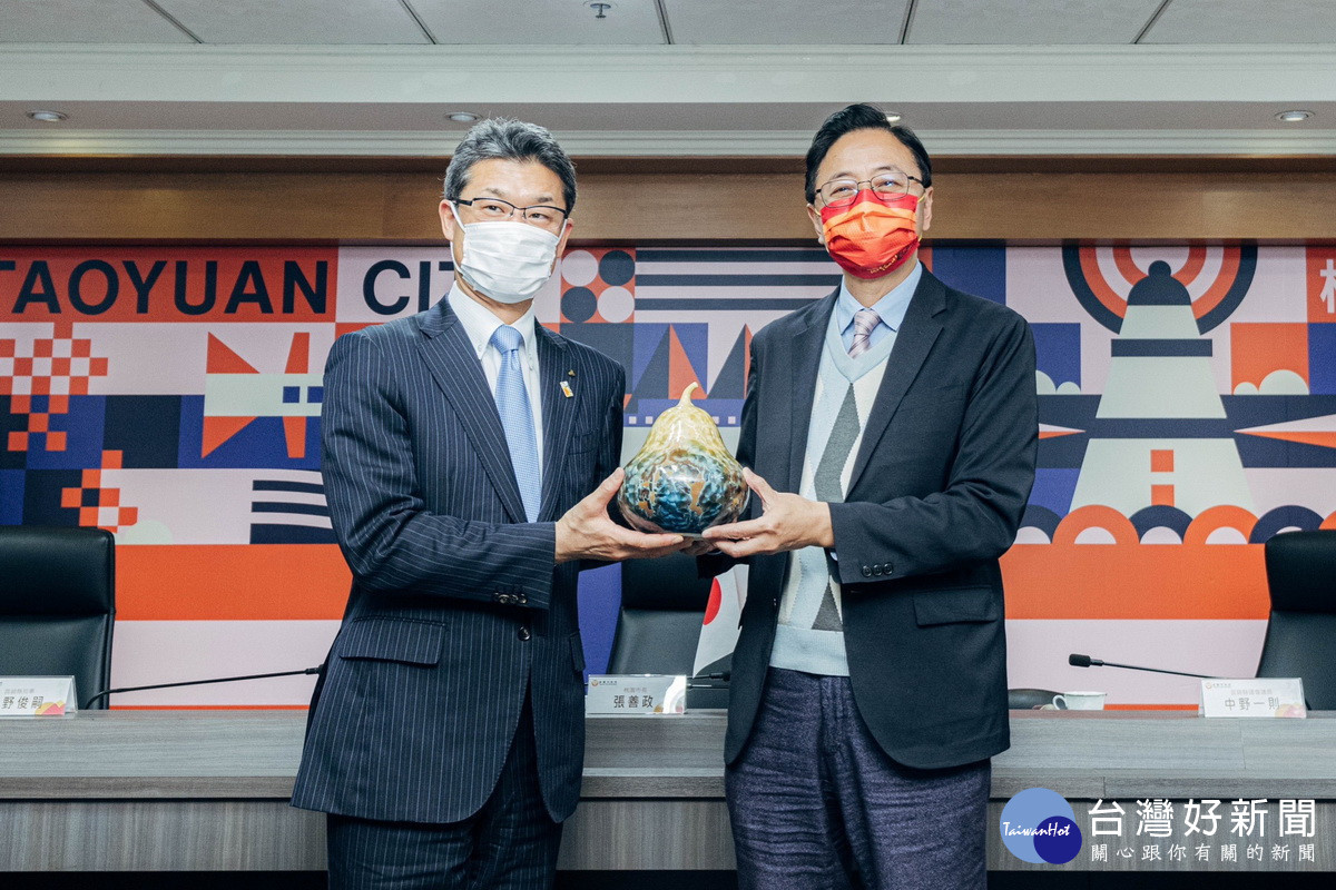 桃園市長張善政致贈台灣京瓷山水瓶予日本宮崎縣知事河野俊嗣。