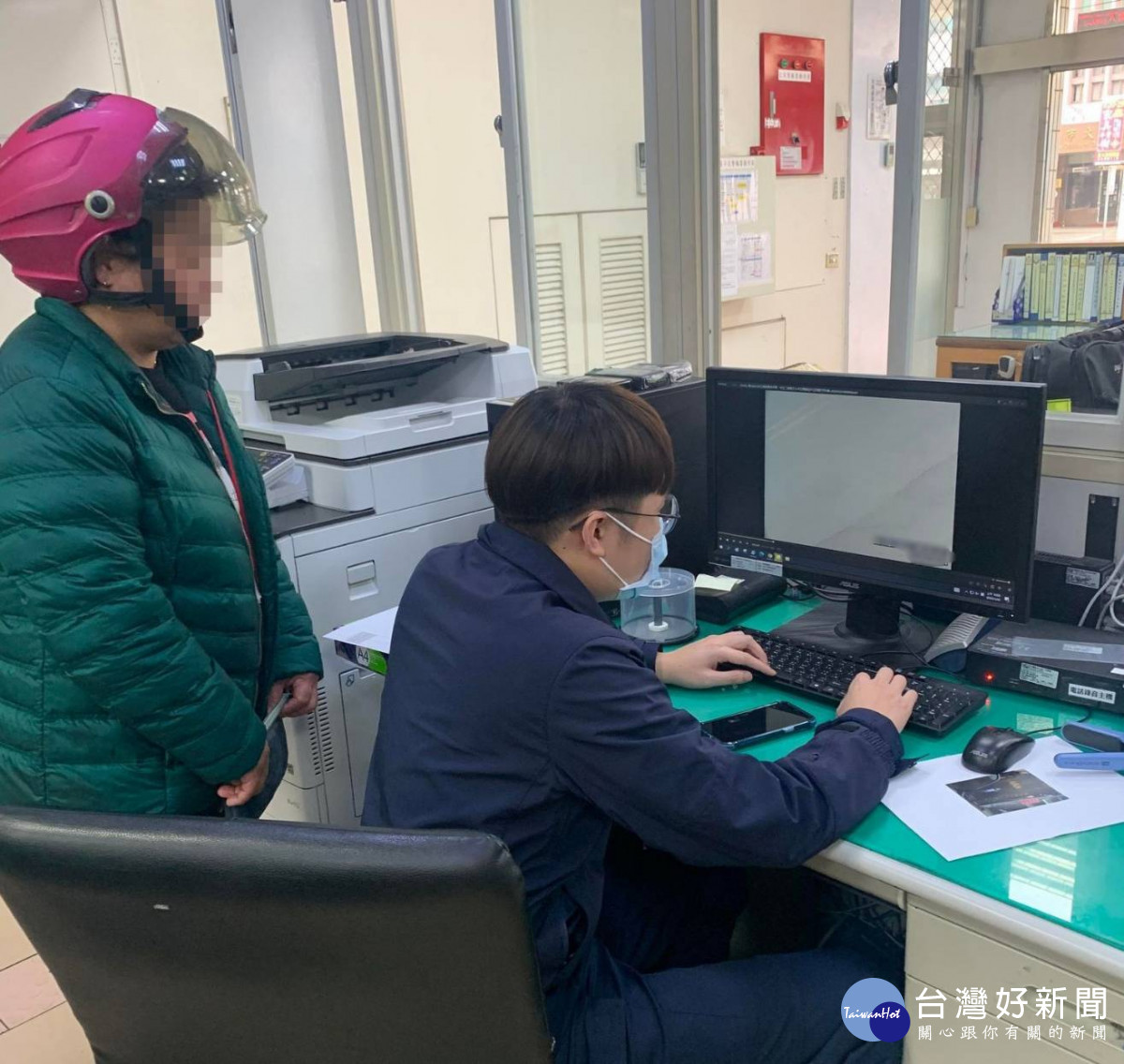 民眾路上拾獲鉅款,大園警迅速找到失主。<br /><br /> <br /><br />