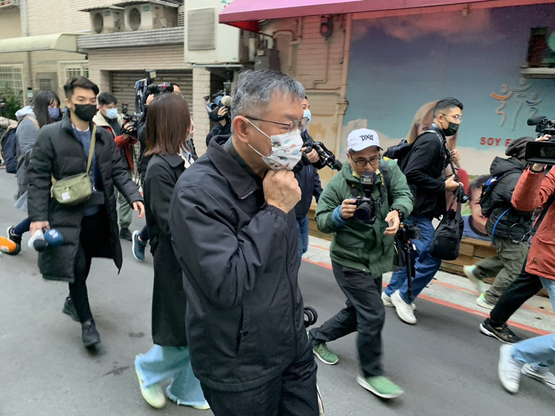 柯文哲(中)重回台大醫院上班,31日是最後一天上班,上午他從家中步行前往台大醫院。中央社