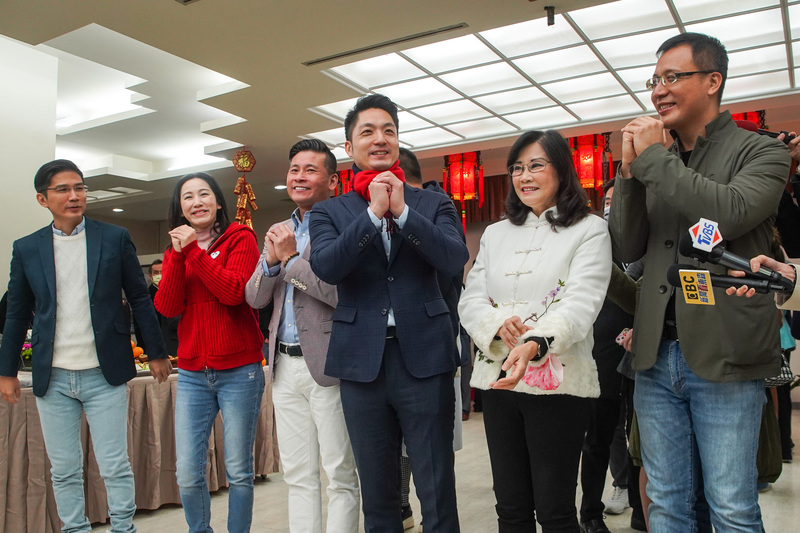 台北市長蔣萬安(右3)30日到北市議會與議長戴錫欽(左3)、國民黨台北市議員秦慧珠(右2)拜年。中央社