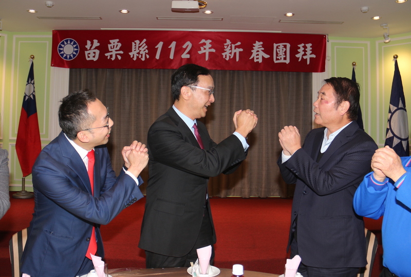 國民黨苗栗縣黨部31日舉辦新春團拜,遭開除黨籍的縣長鍾東錦(右)受邀出席,與黨主席朱立倫 (中)、縣黨部主委邱一峰(左)互道恭喜。中央社