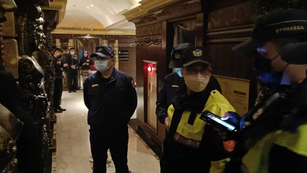 ▲ 中警四分局長李建興親自帶隊,執行「防制暴力掃蕩專案」 (圖/台中市警察局 提供)