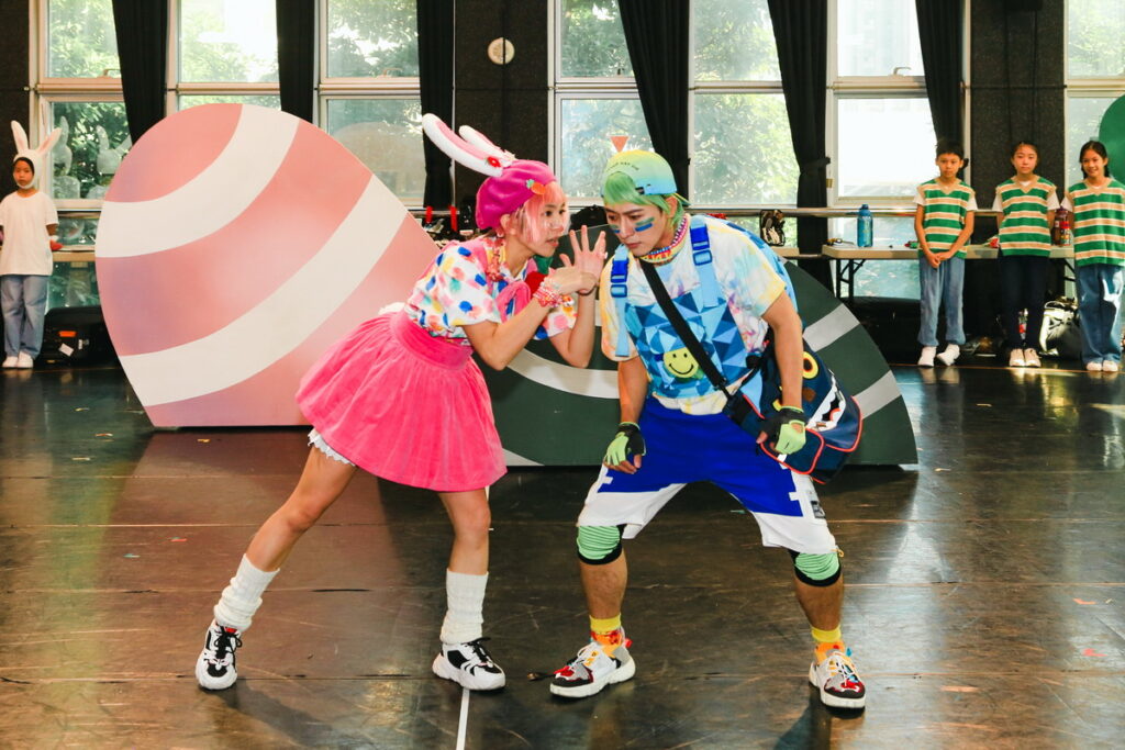草莓姊姊飾演小兔、柳丁哥哥飾演小龜