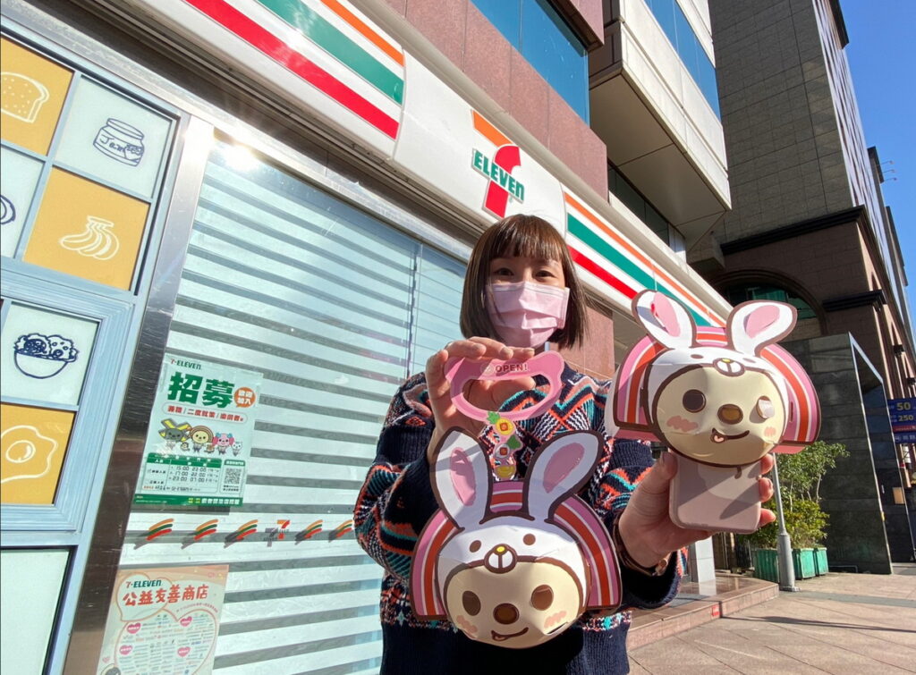 7-ELEVEN搶搭元宵節熱潮,與統一超商好鄰居文教基金會攜手合作,首次應景推出超萌「好鄰居OPEN將造型燈籠」