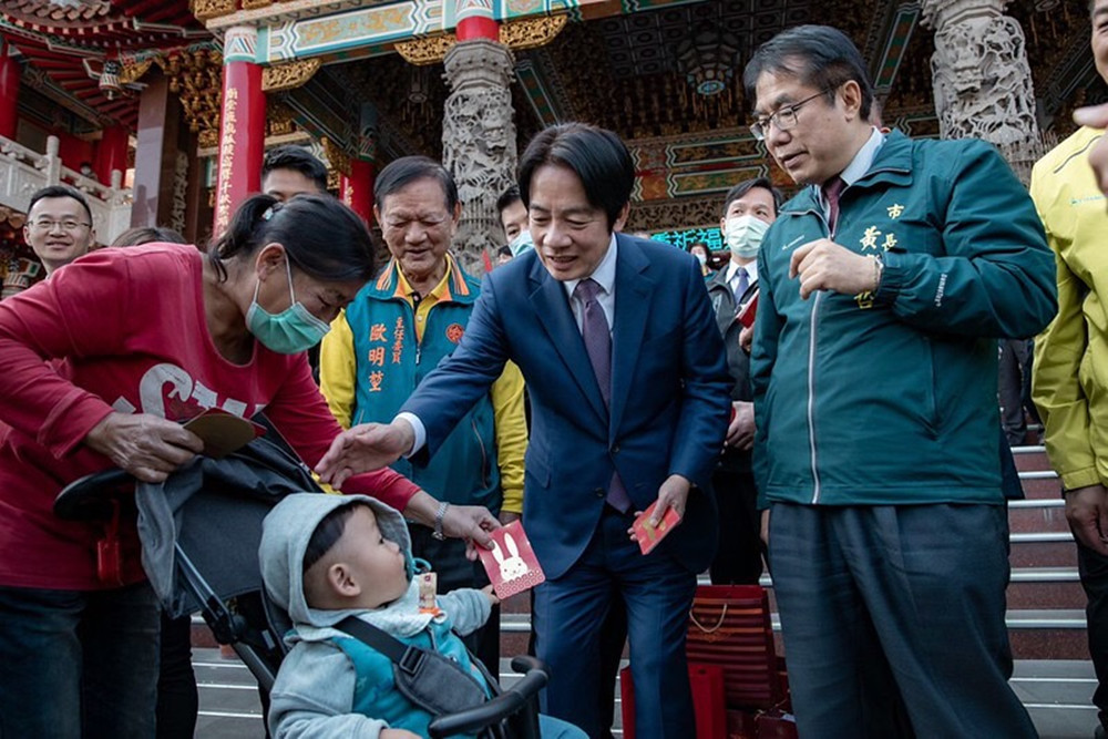 ▲賴副總統2023年春節在南部廟宇參香、發放福袋。(圖/總統府官網）
