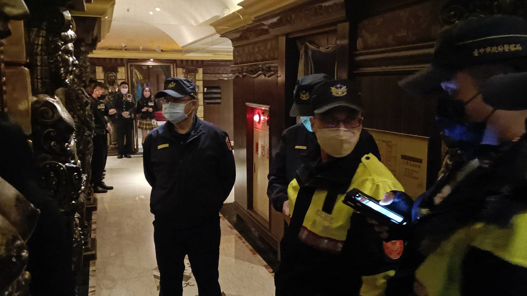 ▲ 中警四分局長李建興親自帶隊,執行「防制暴力掃蕩專案」 (圖/台中市警察局 提供)