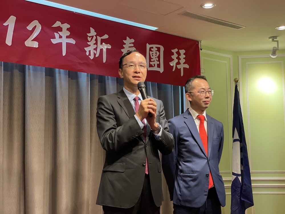 緩談2024總統推誰出戰 朱立倫:南投立委補選後再說 64 國民黨主席朱立倫31日在苗栗縣黨部新春團拜中,除向黨部同仁表達祝賀之意外,也佈達了苗栗縣黨部新任主委邱一峰。
