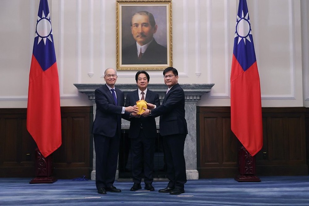 新舊總統府秘書長交接 賴清德:盼成為地方的溝通橋樑 86 副總統賴清德31日上午以監交人身分主持「總統府秘書長交接儀式」。