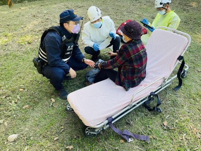 8旬老嫗騎腳踏車訪親友迷失跌倒 警消助脫困護送返家