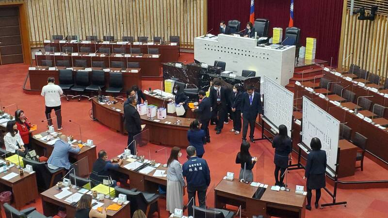 漾新聞|高市議會各委員會選舉國民黨拿下5席召集人 總召陳美雅出奇制勝 民進黨也不弱三席熱門委員會全包