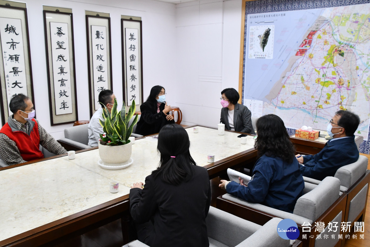 國際名指揮家張培豫回故鄉彰化,彰化縣長王惠美30日於縣長室接見張培豫老師。圖/彰化縣政府報導