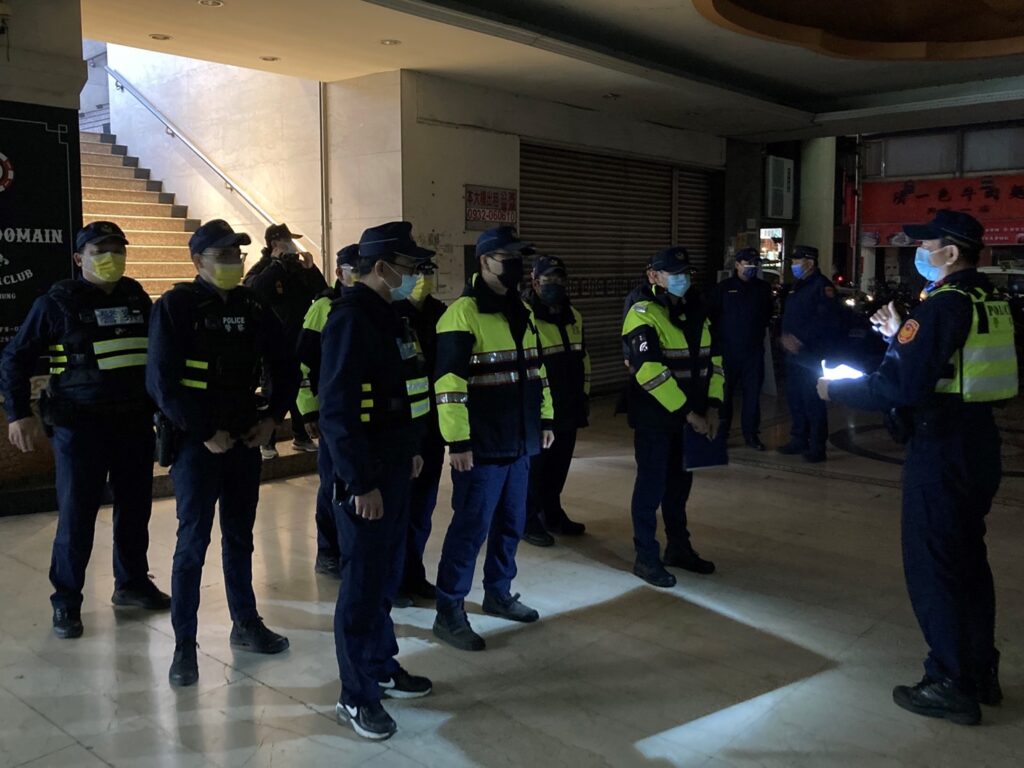 ▲ 分局長吳銘淵於臨檢勤務前,進行勤前任務提示 (圖/台中市警察局 提供)