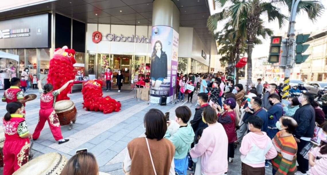 Global Mall屏東市春節湧人潮、買氣 業績大增30% 搶年後收心療癒商機 推三大限定好康 美食5折起、上班服飾7折起
