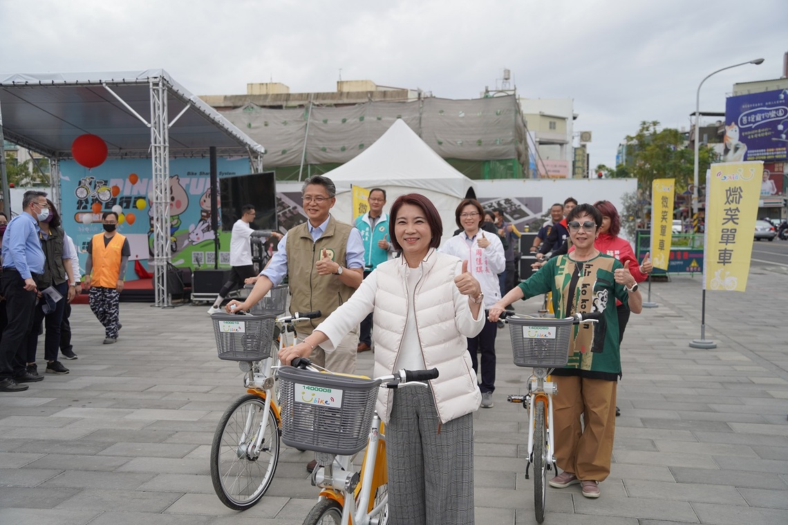 周縣長邀騎自行車逛縣民公園花燈區
