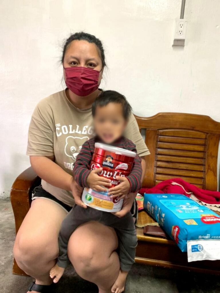 展望會提供物資,並以營養補充方案協助採買副食品,讓兩歲的楷楷穩定攝取均衡營養,不再常常生病(台灣世界展望會提供)