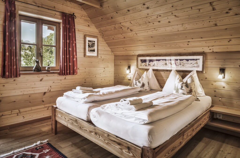 地利「St Martin Chalets」屋內設有壁爐、地熱,在寒冷的冬天也能提供住客一個舒適溫暖的住宿空間。(圖片由Booking.com提供)