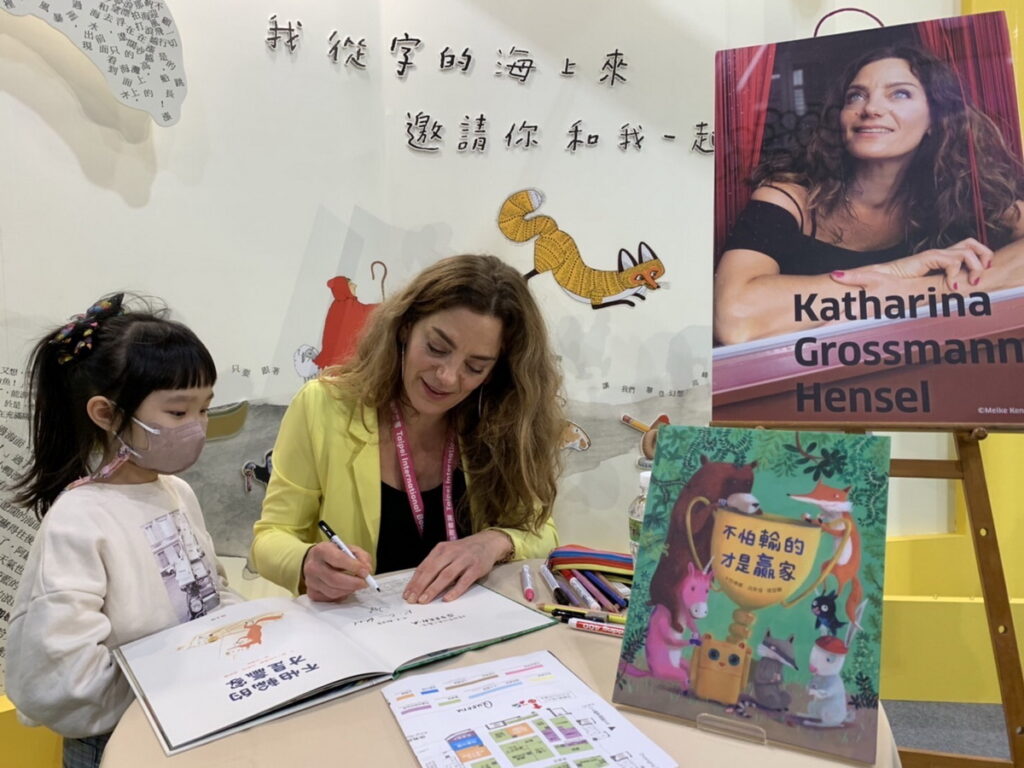 卡特琳娜紛向會後孩子們紛紛找她簽書
