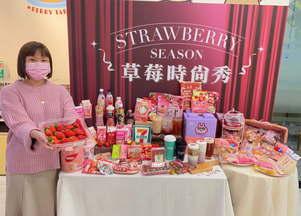 .7-ELEVEN今年以「草莓時尚秀」為主題,引進逾100款草莓季限定商品,其中更有50項為超商獨家新品,搶佔市場話題。