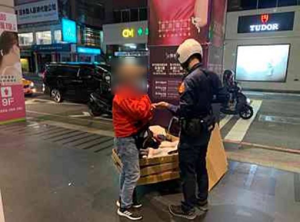 大安分局員警驅離違規攤販,保障用路人權益。