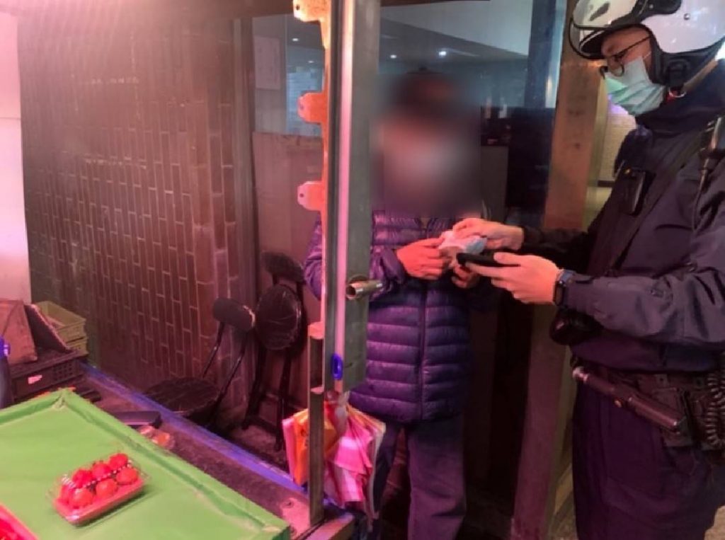 大安分局員警製單舉發違規攤販,以維市容整潔