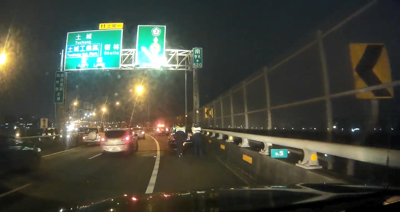 土城警趕緊協助車主推車至路肩待援。(記者徐煜勝翻攝)